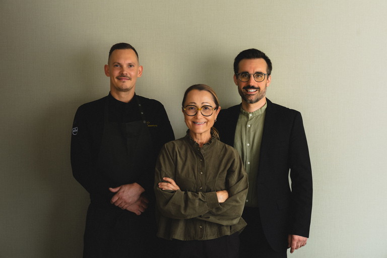 Küchenchef Marten Harder (l.), Tanja Grandits (Mitte) und Gastgeber Edi Magalhães (r.). 