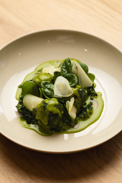 Das Signature Dish von Marten Harder: Spinat-Knödel mit Bergkäse und Wiesenkümmel.