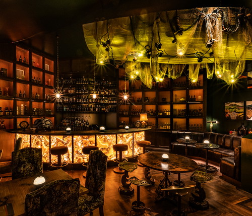 Die Islay Bar bietet eine umfangreiche Whisky-Auswahl, extravagante Cocktails und...