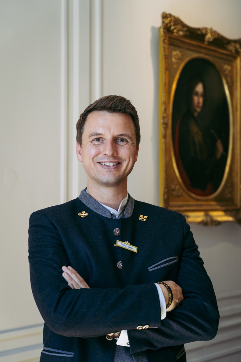 Tobias-Lindner trägt sichtbar die zwei gekreuzten goldenen Schlüsseln am Revers. 