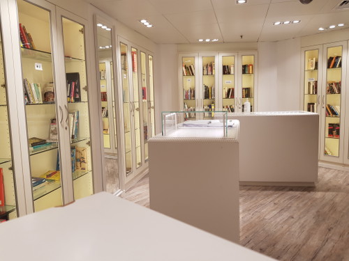 Die Bibliothek ist reich bestückt mit Büchern und Spielen für die ganze Familie.