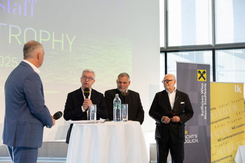 v.l.: Andreas Weber (Präsident des Dachverbandes der österreichischen Raiffeisenbanken), Michael Höllerer (Generaldirektor Raiffeisen NÖ-Wien), Martin Sedelmaier (Obstbaumeister ÖkR), Falstaff-Herausgeber Wolfang Rosam