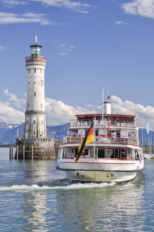 Vielseitig in jeder Hinsicht: Per Schiff von Ort zu Ort, einkehren in einem der vielen Restaurants und Hotels oder sogar windsurfen: Am Bodensee gibt’s viel zu tun und zu sehen.