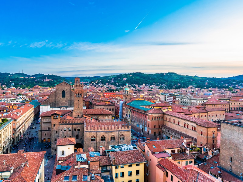 Die roten Dächer der Stadt sind charakteristisch für Bologna.