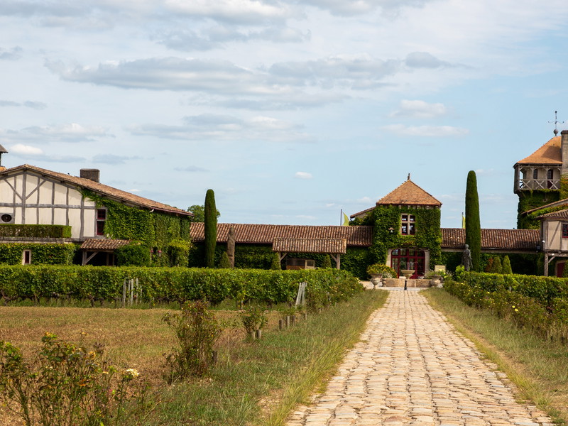 Umgeben von Wäldern, Hecken und Bienenstöcken liegt das 87 Hektar Land umfassende Château Smith Haut-Lafitte wie eine grüne Insel inmitten der Natur.