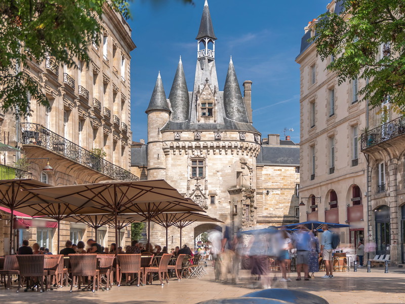 Das Leben in Bordeaux findet draußen statt – hier beim mittelalterlichen Verteidigungstor Porte Cailhau, das seit Kurzem ein vierstöckiges Museum beherbergt.