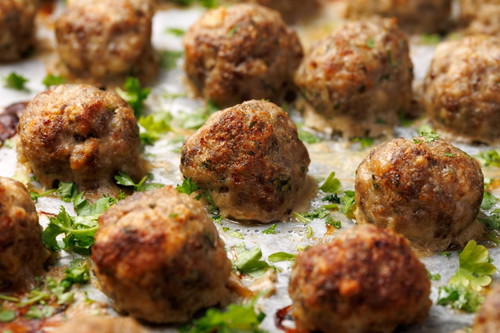 Bulette, Frikadelle, Fleischküchle, Fleischpflanzerl, Fleischkloß, Bratklops oder dich Gewiegtesbrutl? 