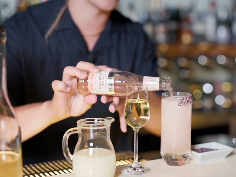Erfrischender Paloma Twist mit »Fever-Tree« Pink Grapefruit und aromatisiertem Zitronengras-Ingwer-Tequila.