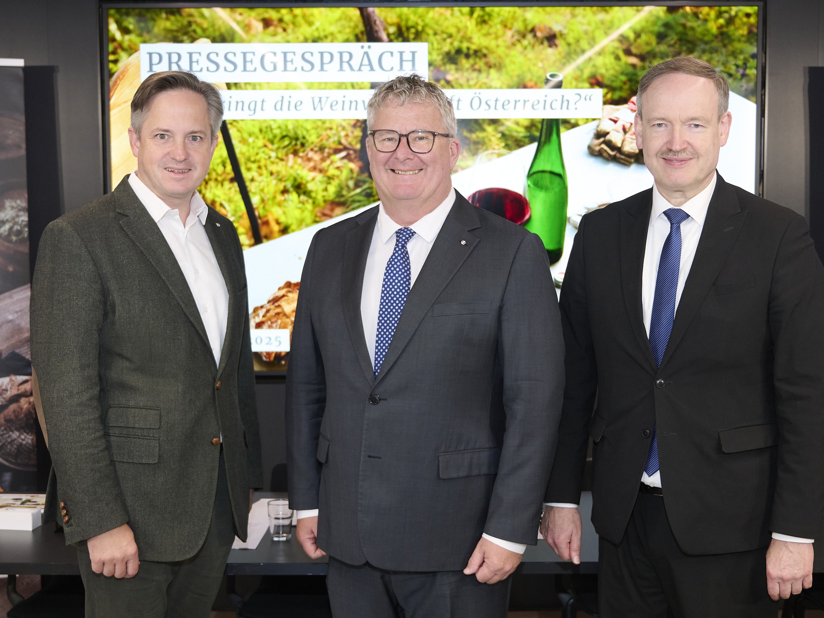 Weinbaupräsident Johannes Schmuckenschlager, ÖWM-Geschäftsführer Chris Yorke und Christian Helmenstein, Leiter der Economica GmbH.