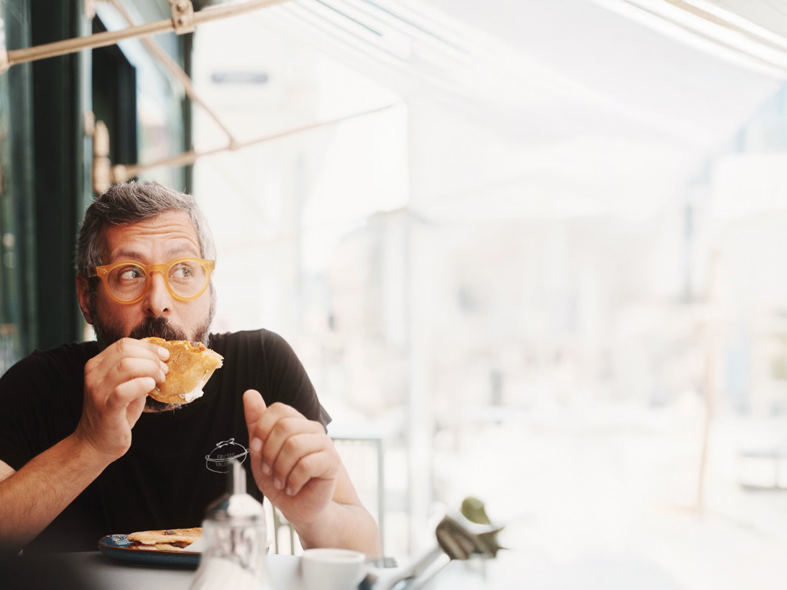 Die Brüder Gianni und Pasquale Valentino (im Bild) servieren in ihrer Mozzarella-Bar »Fratelli Valentino« selbst gemachten Käse.