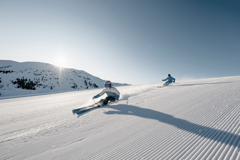 Die Skiregion »Hochkönig« bietet insgesamt 120 bestens präparierte Pistenkilometer, Snowparks und Funslopes sowie moderne Bergbahnen. Ein besonderes Abenteuer ist die »Königstour«, eine der schönsten Skirunden in den österreichischen Alpen. Sie umfasst sechs Gipfel, 35 durchgehende Pistenkilometer und 7.500 Höhenmeter an einem Tag – und das alles vor dem imposanten Bergpanorama. Definitiv ein unvergessliches Erlebnis für erfahrene Skifahrer:innen.
