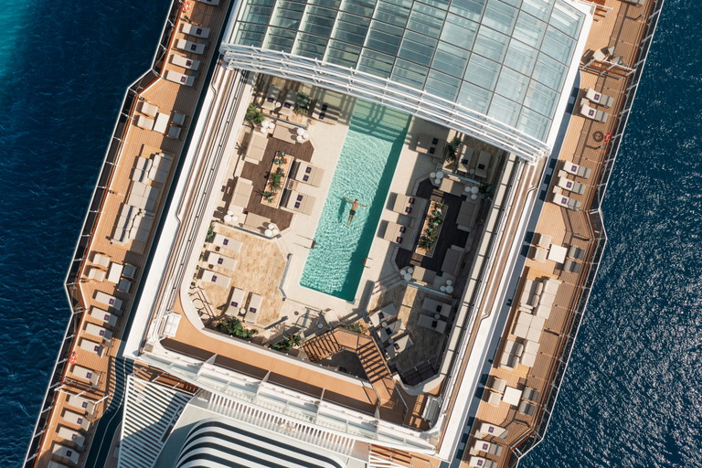 Dieser Schnappschuss lässt erahnen, wie viele Freiflächen, Sonnendecks und Pools es auf Ihrem Luxusschiff gibt.