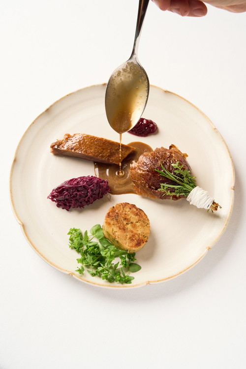 Gansl | Serviettenknödel | Rotkraut | Saftl