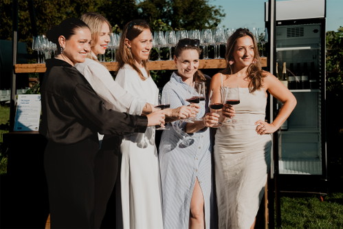 Die Winzerinnen Johanna Markowitsch, Karoline Taferner, Victoria Gottschuly-Grassl, Christina Artner-Netzl und Stefanie Böheim