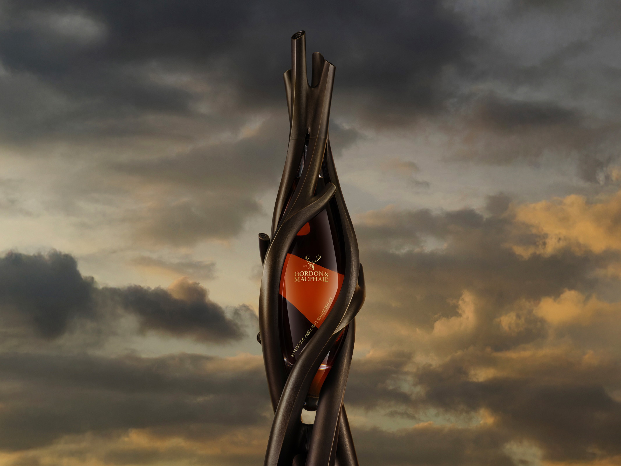 Il sinuoso decanter disegnato da Jeanne Gang per il Glenlivet 85 Anni Artistry in Oak di Gordon & MacPhail