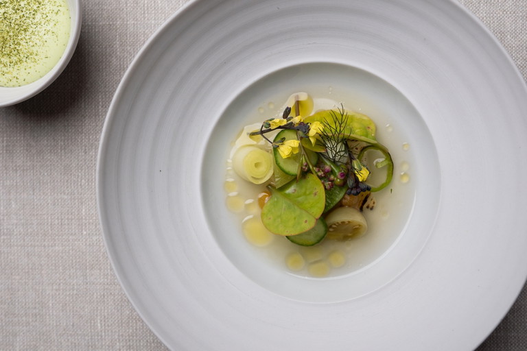 Zander mit grünem Gemüse und Jalapeño von Andreas Caminada.