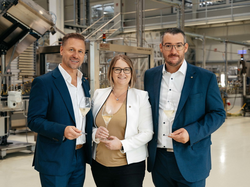 Schlumberger-Geschäftsführer Florian Czink mit Kellermeisterin Aurore Jeudy und Produktionsdirektor Patrick Meszarits.