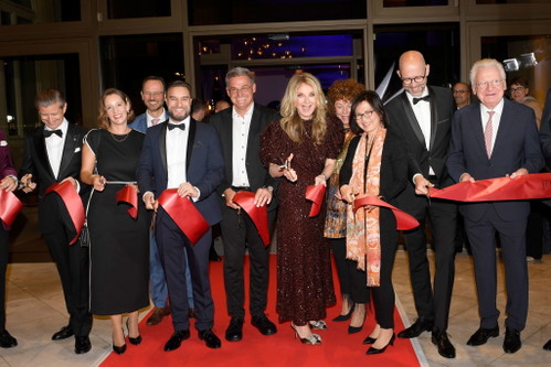 TV-Moderatorin Frauke Ludowig mit prominenten Gästen beim Ribbon Cutting 