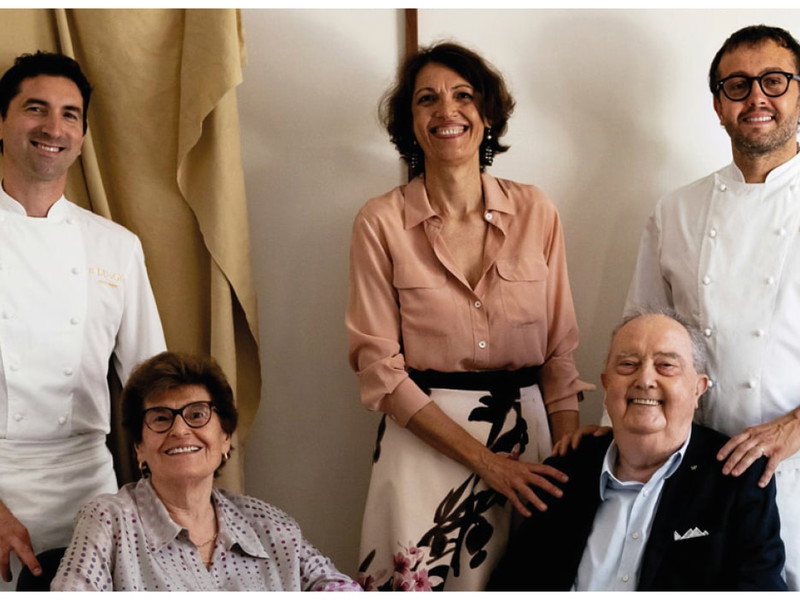 Aimo e Nadia Moroni, la figlia Stefania e gli chef Alessandro Negrini e Fabio Pisani