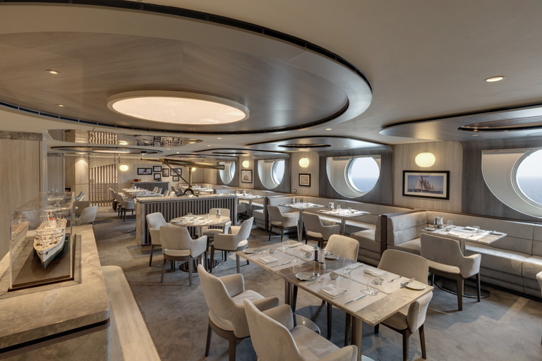 Anders als auf anderen Schiffen haben Sie bei Explora Journeys stets freie Restaurantwahl. Im Bild: Restaurant Med Yacht Club. 