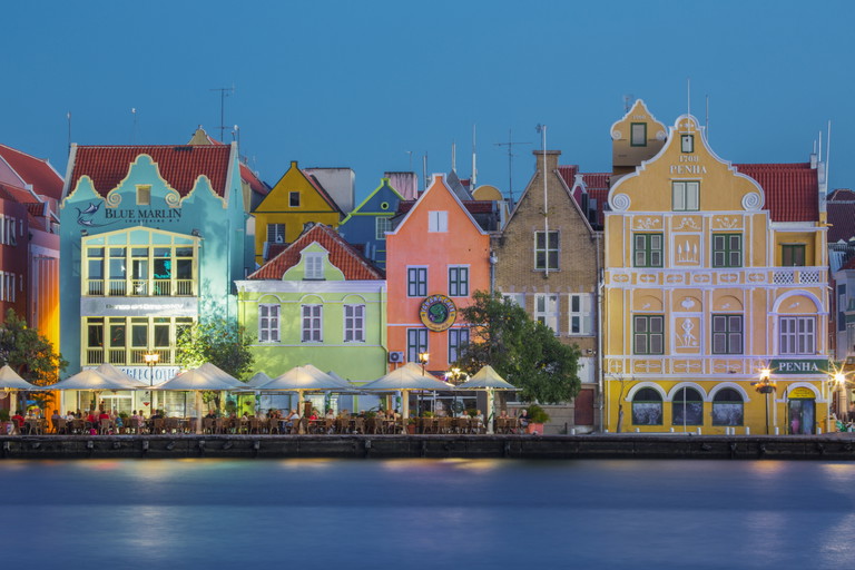 Farbenfroh Kolonialarchitektut in Curaçaos Hauptstadt Willemstad 