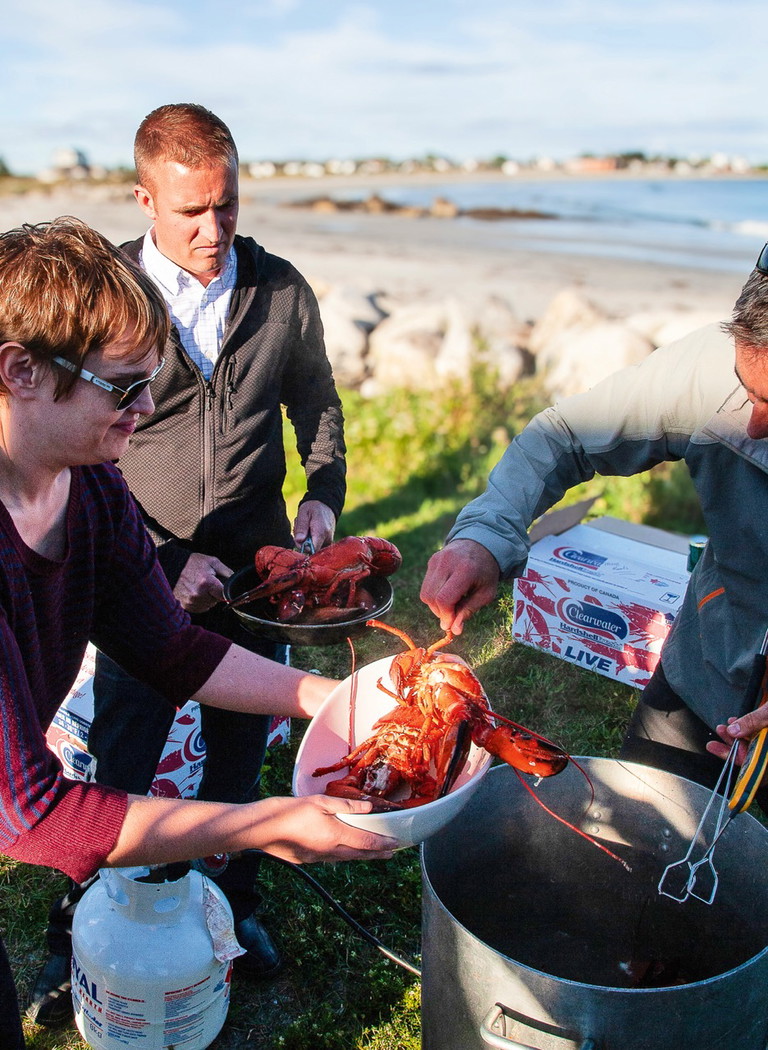 Traditionell werden Lobster Bakes am Strand veranstaltet, wie hier in Nova Scotia. Dort machen sie auch am meisten Spaß.