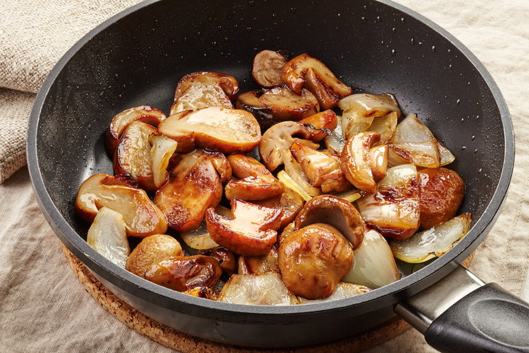 Steinpilze haben ein zartes Aroma und sollten deswegen nicht stark gewürzt werden. Etwas Salz, vielleicht ein paar Kräuter, schon schmecken sie köstlich.