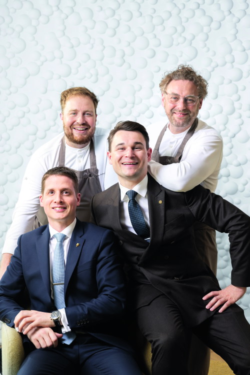 Arnaud Donckele (oben rechts) mit Weinchef Emmanuel Cadieu, Küchenchef Clément Bécherel und Restaurantleiter Alexandre Larvoir (von links).