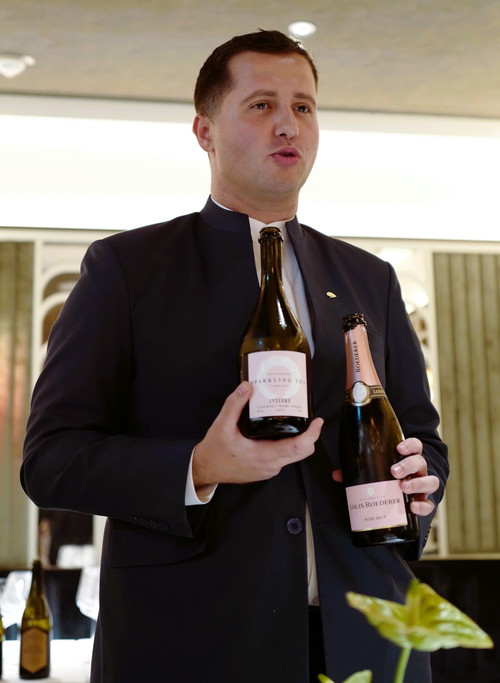 Kühler 2022er Barbaresco zum Wolfsbarsch und überlegte Alkoholfrei-Pairings sind die Domäne von Christopher Oswald.
