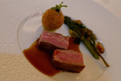 Waygu im »Le Sept«-Style: A 5 Marmorierung in Reinform und im würzigen Bällchen.