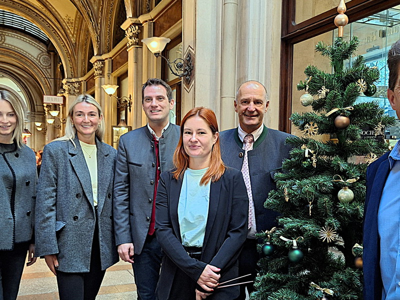 Zwei Länder, sechs Regionen, Dutzende Advent-Tipps: Eva Hübl, Katharina Weisshaar, Patrick De-Bettin, Christina Koller, Andreas Murray und Frank Jost (v.l.n.r.) stellten das Programm 2025 vor.