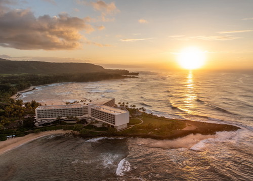 Surfen an der Küste des »The Ritz Carlton Oahu Turtle Bay«