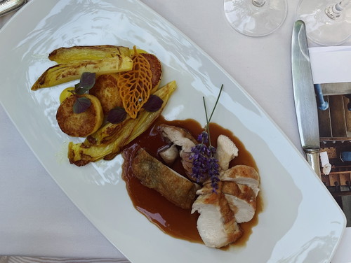 Im Basler «Teufelhof» gibt es Schwarzfederhuhn mit einem Jus aus Orange und Lavendel.