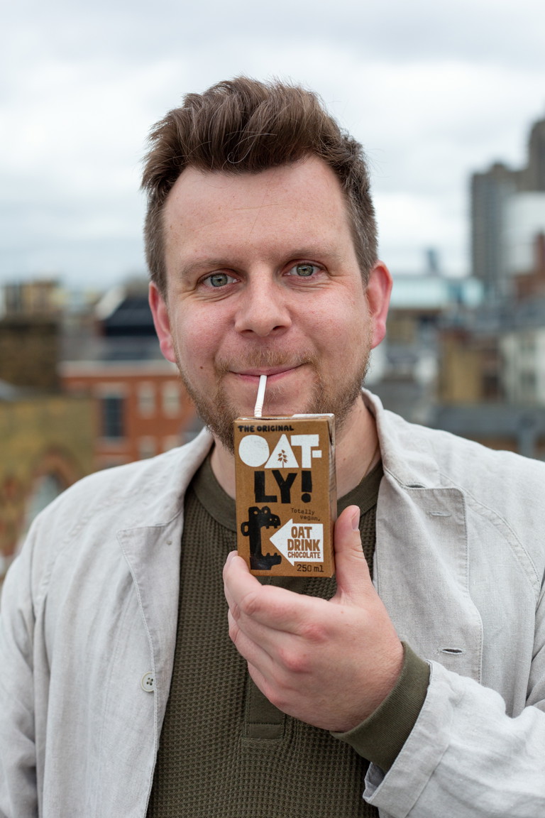 Als »Barista Development Manager« bei Oatly ist Toby Weedon der perfekte Ansprechpartner, wenn es um Kaffee-Trends geht. Er weiß, was in Zukunft in unserer Tasse landet. Und noch viel wichtiger: Weil er ständig mit Baristas auf der ganzen Welt im Austausch ist, ist er bestens informiert, wie sich unsere Hafer-Spezialitäten perfektionieren lassen.
