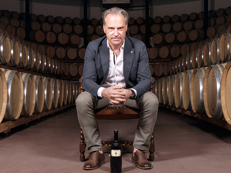 Weingutsleiter Michele Conceprio mit dem Vinattieri Rosso, dem Vinattieri-Flaggschiff. Der Ausnahme-Merlot kam vor 40 Jahren erstmals auf den Markt.