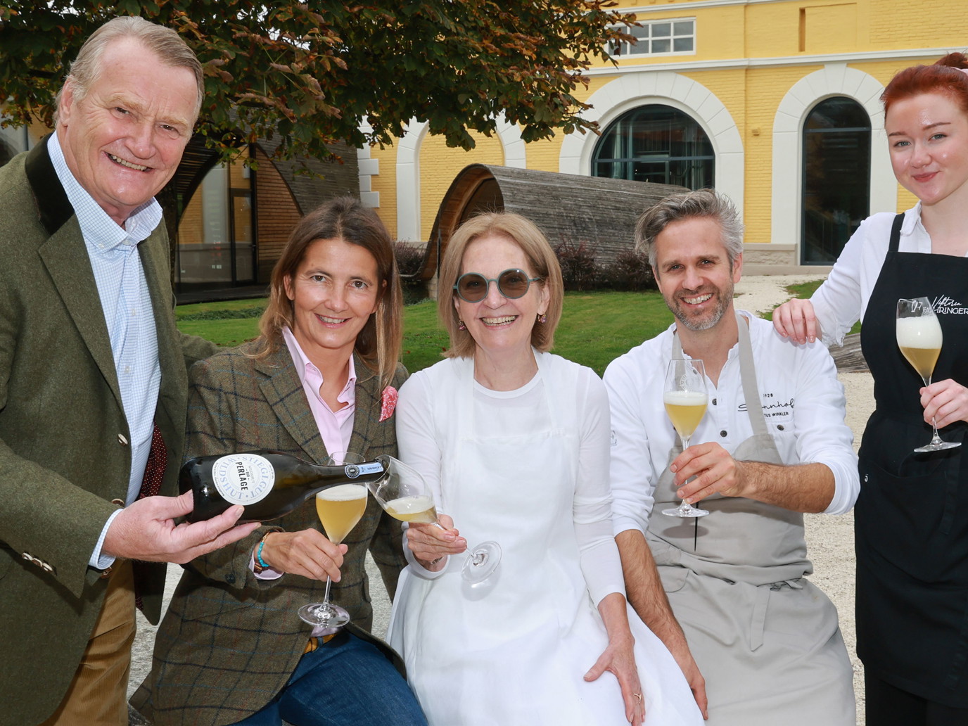 Stiegl-Eigentümer Heinrich Dieter- und Alessandra Kiener zusammen mit den Köch:innen Johanna Maier, Vitus Winkler und Viktoria Fahringer (v.l.n.r.).