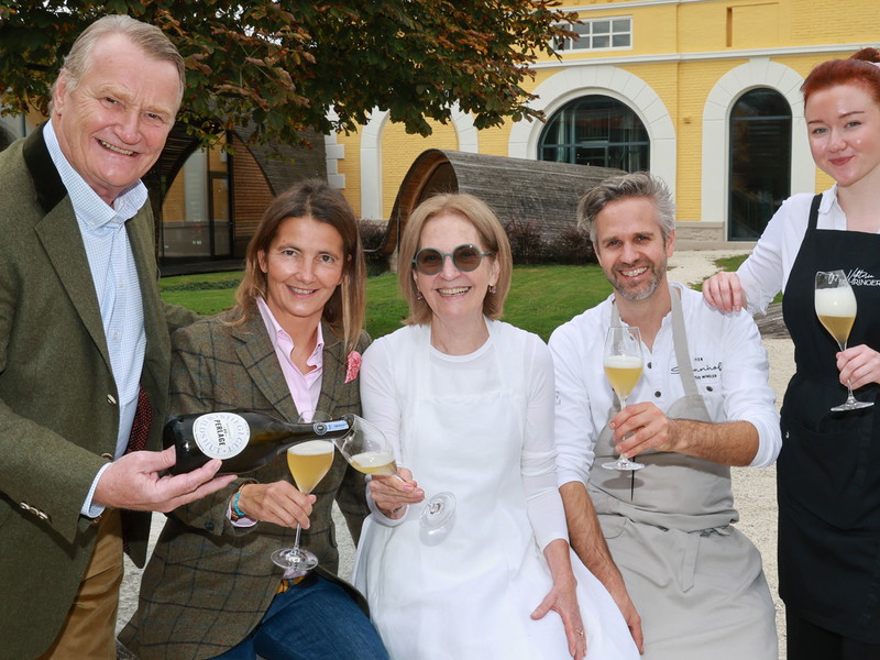 Stiegl-Eigentümer Heinrich Dieter- und Alessandra Kiener zusammen mit den Köch:innen Johanna Maier, Vitus Winkler und Viktoria Fahringer (v.l.n.r.).