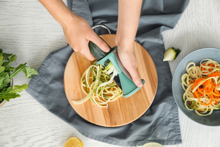 Die Zoodles sind schnell und einfach hergestellt und eine gute Alternative zu traditioneller Pasta.
