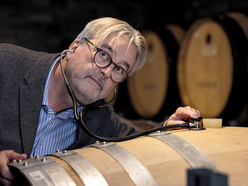 Dr. Patrick Regamey, der Arzt, dem die Trauben vertrauen. Regameys Weingut Histoire d'Enfer produziert einige der besten Weine des Wallis.