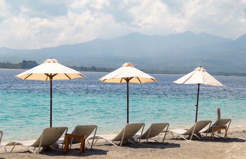 Sandstrände und glasklares Wasser auf der Insel Lombok