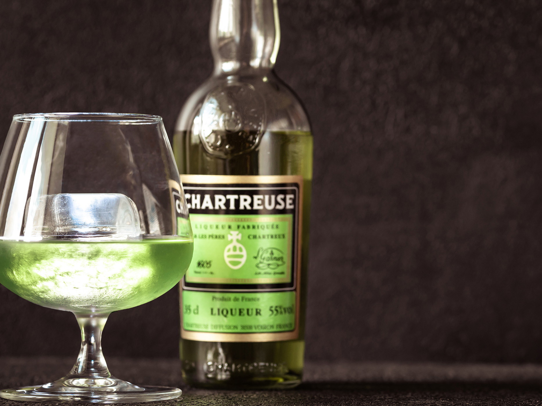 Chartreuse Verte zählt zu den echten Klassikern in der Likör- und Spirituosenwelt. Nur drei Mönche kennen die genaue Zusammensetzung dieses einzigartigen Likörs.