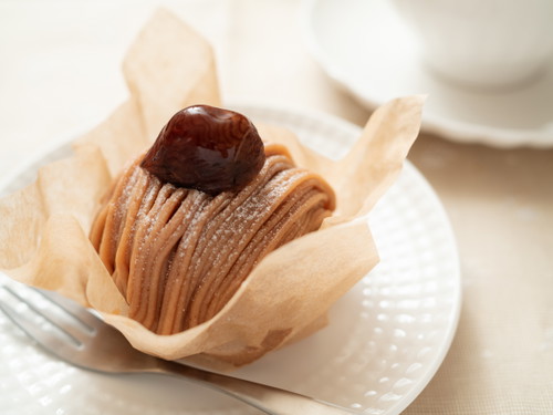 Was in der Schweiz als Vermicelles serviert wird, heisst in der französischen Patisserie Mont Blanc.