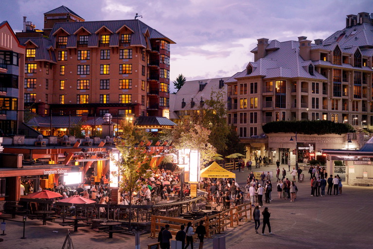 Im Sommer und im Winter entspannen Menschen nach einem meist sportlichen Tag in den Restaurants und Bars in Whistler.