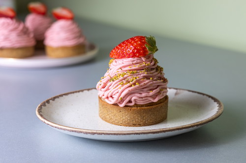 Heute ist er weltweit in unzähligen Varianten erhältlich – hier in einer Version mit Erdbeeren.