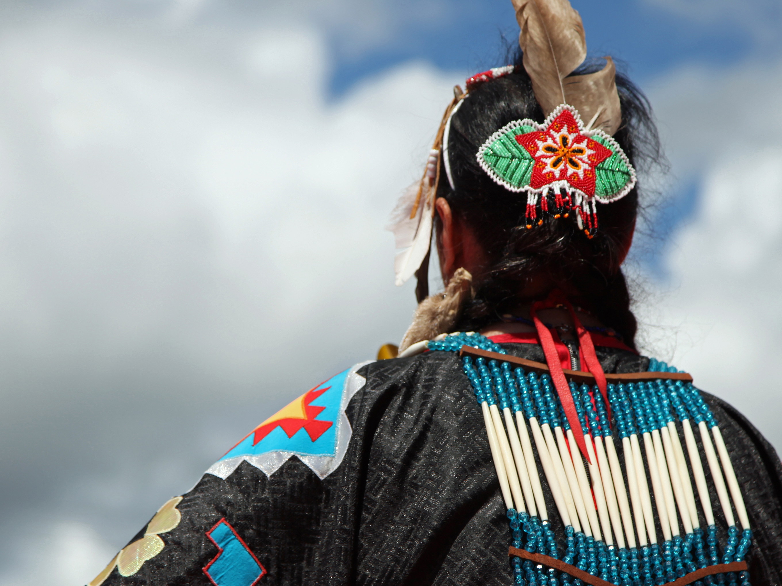 Lange wurden Indigene und ihr kulturelles Erbe unterdrückt. In den letzten Jahren gibt es viele Inititativen zur Stärkung ihrer Identität. Der zunehmende Einfluss indigener Küche auf die Gastronomie in Kanada ist ein sichtbares Zeichen dafür.