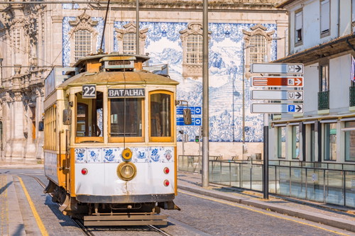 Tram und Azulejos in Portugal
