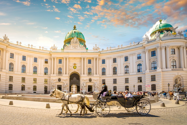 Wiener Hofburg mit Fiaker