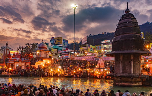 Pilger am Ganges in Indien