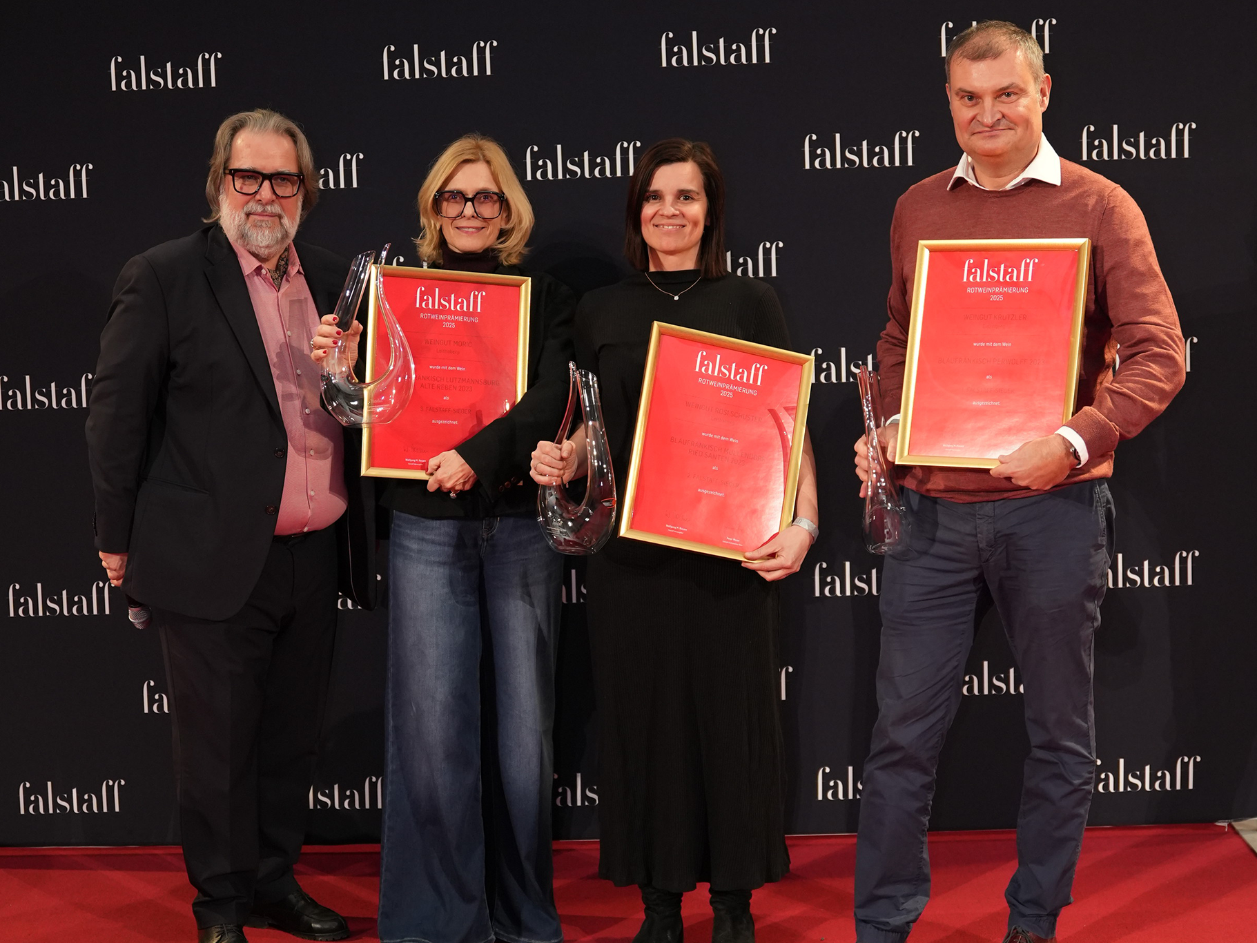 Peter Moser mit Dagmar Kogler-Velich, Weingut Rosi Schuster und Reinhold Krutzler.
