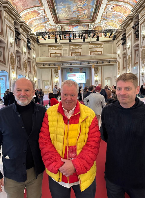 Die Initiatoren des Programms Roland Velich (links) und Hannes Schuster (rechts) mit dem Bremer Weinhändler Heiner Lobenberg.